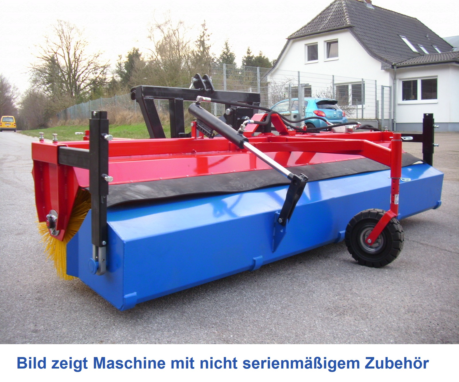 Kehrmaschine BMB mit hydraulischer Schmutzsammelwanne Typ KMW
