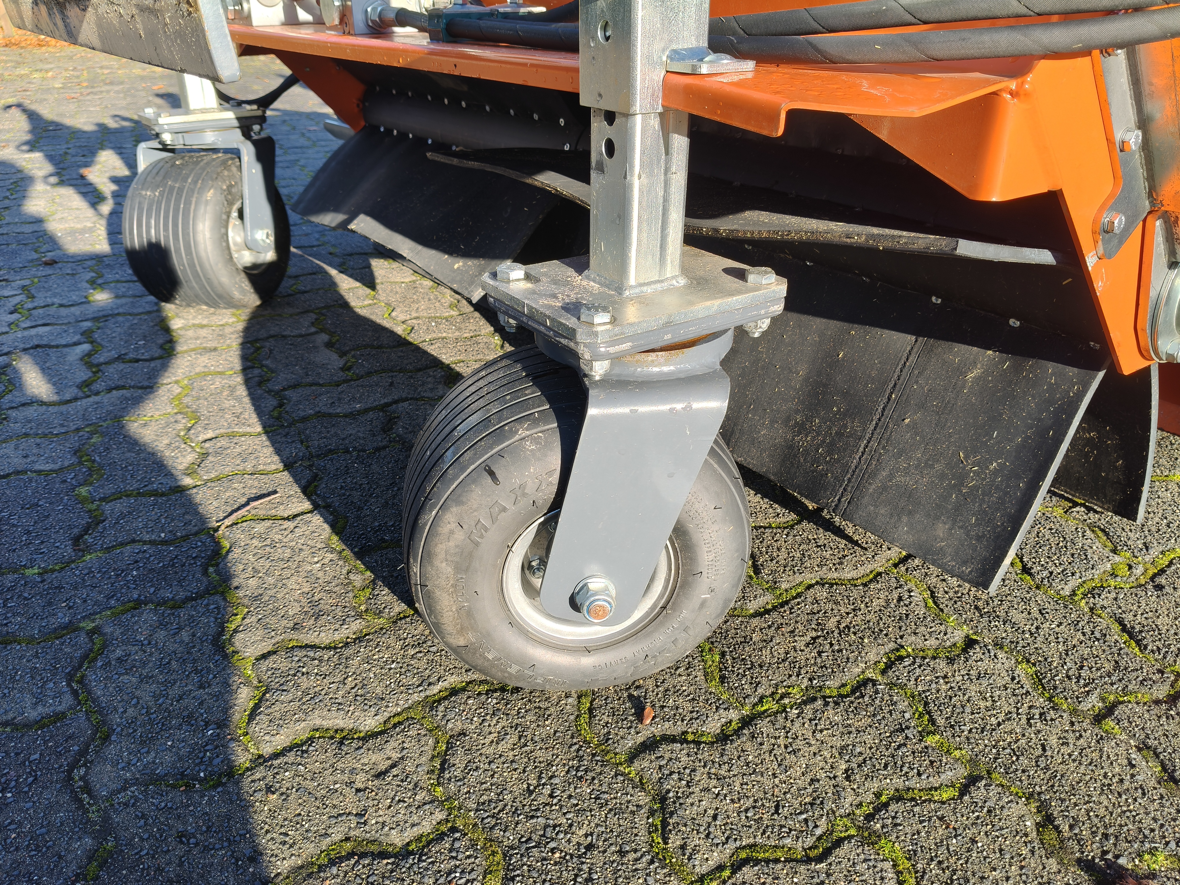 Kehrmaschine Paddy zum Aufnehmen von Pferdeäpfeln